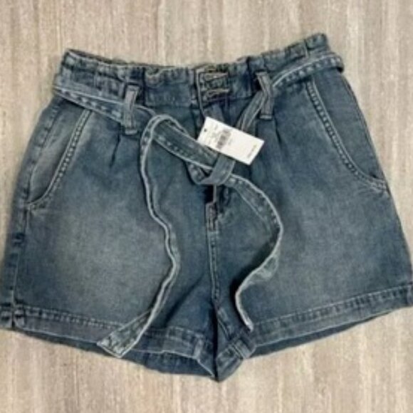 NWT $59 American Eagle Misses JR Size 2 High Rise Pleated Front Belt Mom Shorts - Picture 1 of 4